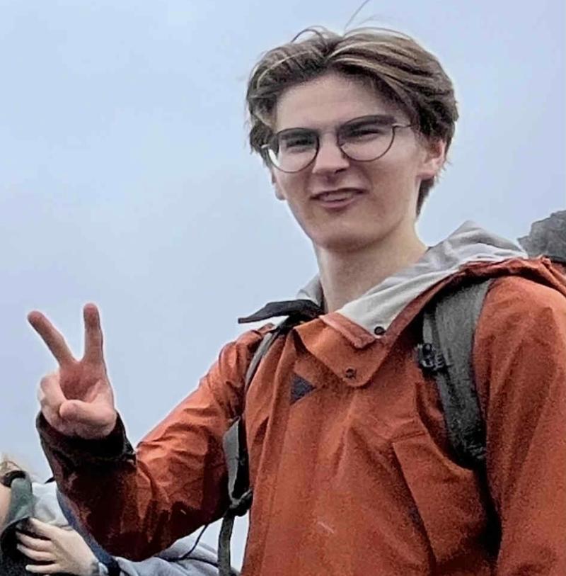 Bilde av Eivind som viser V tegnet
